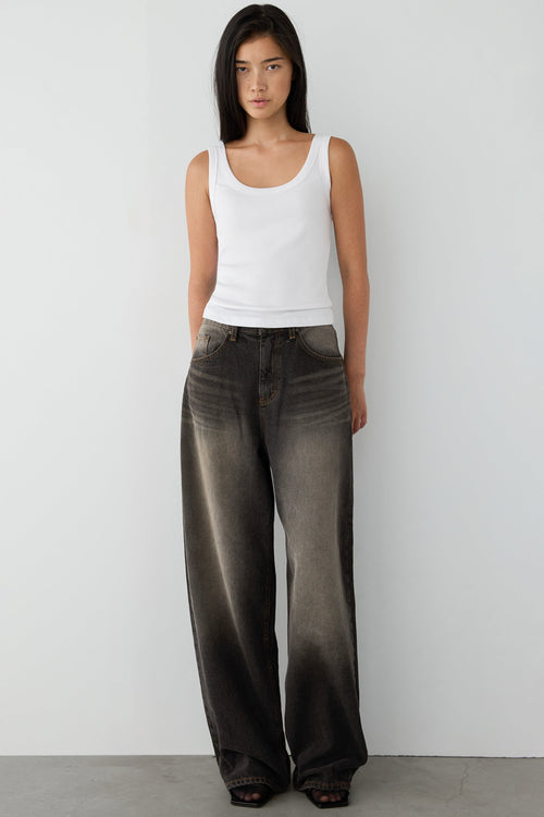 MID-RISE CURVED LEG VINTAGE WASH JEAN