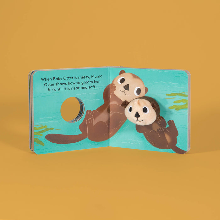 Chronicle Books - Baby Otter: Finger Puppet Book